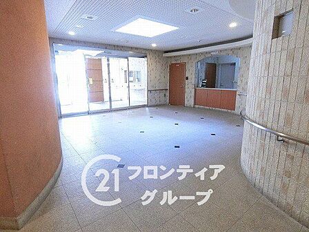 シンプルなロビーですが開放感があり、住む人にとって居心地の良い空間を提供します
