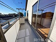 ＼同仕様写真／日当たりの良いバルコニーは、お洗濯が多いときも安心。たくさん干してもカラっと乾きそうです！