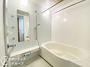 清潔感あふれるバスルームで、毎日の疲れを癒せます。明るく開放的な空間で、リフレッシュできるひとときをお楽しみください。
