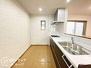 キッチンから室内全体を見渡せる、開放的な対面式デザインを採用。配膳や片付けもスムーズで、効率的な動線が魅力です。お料理中も孤独感なく、ゲストをお招きした際も会話を楽しみながらおもてなしが叶います。