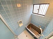 窓付きのバスルームは、採光もあり明るく気持ちの良い空間です。窓があることで、換気環境も良好。掃除もスムーズに出来ます