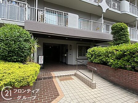 落ち着いた雰囲気のエントランスは、訪れる人に心安らぐ空間を提供し、温かく迎えてくれます!