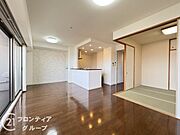 木の温もりを感じるフローリングと明るい内装が、心地よい空間を作り出していますね！和室とリビングが一体となるレイアウトなので、お子様の遊び場や寛ぎのスペースとしても大活躍しそうですね！
