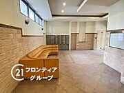 シンプルなロビーですが、住む人にとって居心地の良い空間を提供します