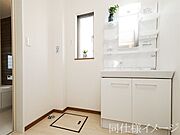 ＼同仕様写真／ハンドシャワー付き洗面化粧台。曇り止めヒーター付きミラーの内側にはたっぷりの収納がついており、スタイリング剤や歯ブラシなどもたっぷり収納可能です！