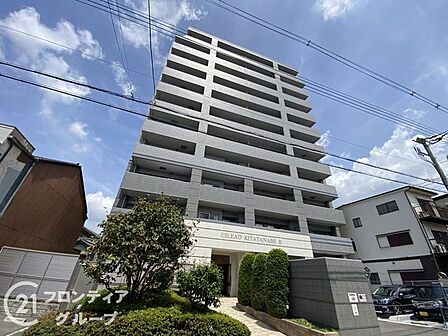洗練された意匠が目を引くスタイリッシュな外観です。周囲の街並みと調和しながらも確かな存在感を放ち、住まう人の誇りを満たしてくれる重厚感あふれる佇まいとなっております