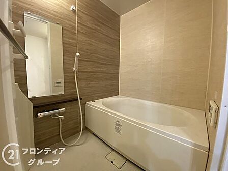 ゆったりサイズのシャワー付きバスルームです。