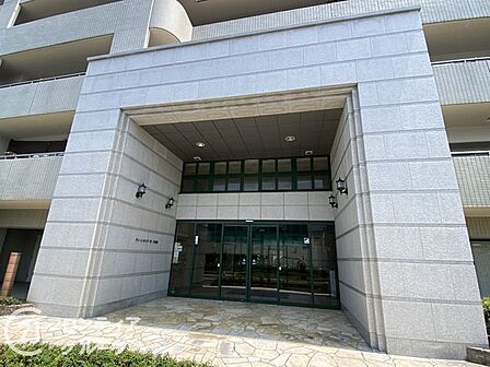 温かみのあるエントランスは、住む人を優しく迎え、訪れる人にも心地よい印象を与える魅力的な空間です!