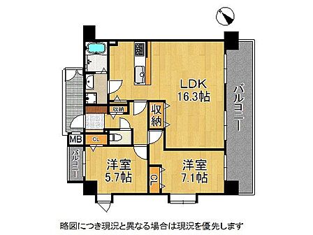 南東向きの間取りは、日当たりが良く、明るいリビングで快適な生活を楽しめます。自然光がたっぷり入り、心地よい空間です。