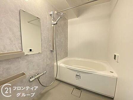 一日の疲れを優しく癒やしてくれる、清潔感のあるバスルームです 手入れの行き届いた明るい空間は、ゆったりとお湯に浸かりながらリラックスした時間を過ごすのに最適で、心身ともにリフレッシュできます