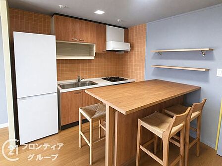 4口コンロ付きのキッチンは、調理の効率が良く、同時に多くの料理を作れる便利で機能的な空間です