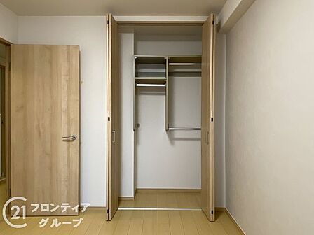 すっきりと片付けられる便利な収納スペース。衣類や季節用品などを効率よく整理でき、暮らしの快適さがアップします。居室の広さを活かし、ライフスタイルに合わせた使い方ができるのが魅力です。