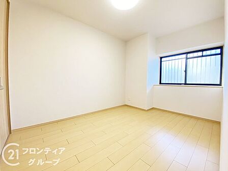 洋室には大きな窓があり、自然光がたっぷり入ります。心地よい風が通り抜ける、開放的な空間です。