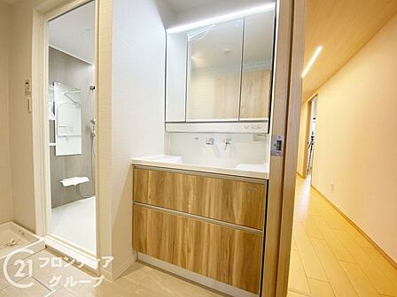 三面鏡の洗面台は、広い視野で身だしなみを整えやすく、収納力も豊富でスッキリとした空間を提供します!