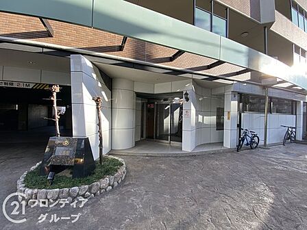 温かみのあるエントランスは、住む人を優しく迎え、訪れる人にも心地よい印象を与える魅力的な空間です!