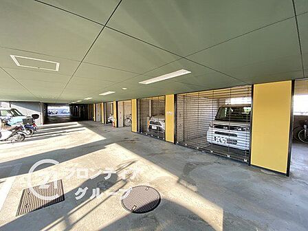 屋根付きの駐車場は、天候に左右されずに車を守ります。大切な車をしっかりと保護します。