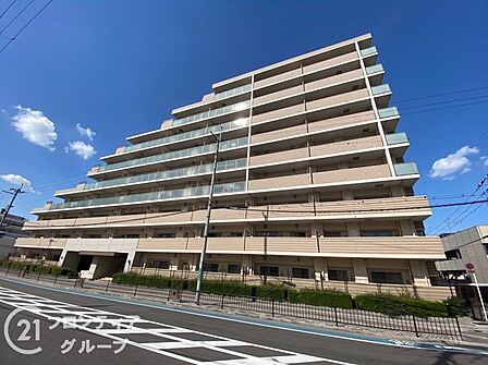 洗練された外観デザインと広々としたアプローチが織りなす圧倒的な存在感!空へと伸びるシャープなフォルムが街のランドマークとして輝きを放ち、帰宅するたびに誇りを感じられる特別な住まいでの新生活です!
