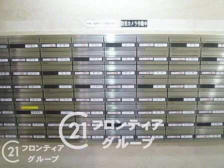 毎日使う場所だからこそ、清潔感と機能性を重視した造りが嬉しいですね！整然と並ぶメールボックスや広々とした屋内駐輪場など、細部まで住みやすさが追求された、暮らしに寄り添う設計が魅力ですね！