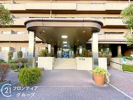 開放感あふれる広々としたアプローチが、住まう方を優雅に迎え入れます。細部までこだわり抜かれた上質な素材使いが、マンション全体の品格を象徴しており、ここから始まる贅沢な日常を予感させます