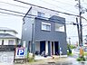 外観：視界の開けた開放的な前面道路で、毎日の運転もストレスなく楽しめそうですね！お散歩もしやすい広さが確保されており、地域の方との交流も自然と生まれます。日当たりを妨げない明るい道路環境ですね！