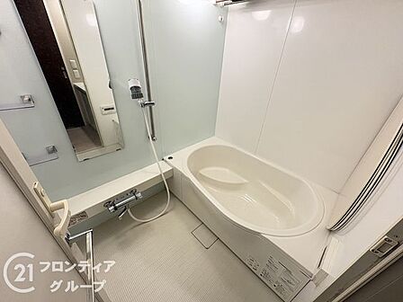 一日の疲れを癒す、ゆったりとしたバスルームです。清潔感あふれる空間で、心身ともにリフレッシュできます