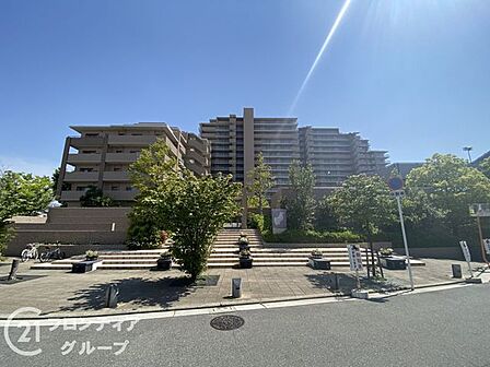都市の洗練を纏うこのレジデンスは、一歩足を踏み入れるたびに上質な暮らしを予感させます。広々とした敷地とデザインが、住まう方の誇りを育みます
