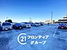 駐車場：広々とした駐車場は、車の出し入れがスムーズで快適です。整備が行き届いており、いつでも清潔で気持ちよく利用できます。24時間利用可能な駐車場は、ライフスタイルに合わせて自由に使えます。