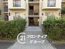 エントランス：豊かな緑に囲まれたアプローチが心地よいエントランスまわりですね！丁寧に手入れされた植栽が、毎日の帰宅をやさしく迎え入れてくれる安らぎの空間です