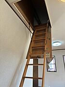 小屋裏収納　見かけによらず収納力があるスペースです(2025.11撮影）