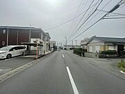 【Front road】前面道路は前道幅員約8.0ｍある見通しのよい直線道路です。
