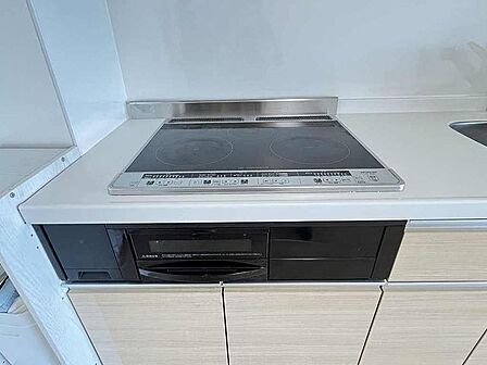 【IH stove】IHクッキングヒーターです。3口でお料理も捗りますね。IHはお手入れが楽なのも嬉しいポイントです♪