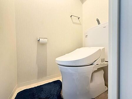【toilet】ウォシュレット機能付きトイレです♪タオルリングやペーパーホルダーも完備です♪