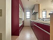 【kitchen】明るいカラーで元気の出るキッチン♪換気に便利な小窓や、キッチンがすっきり片付く食器棚付！