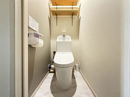 【toilet】可動棚で収納する物によって調整可能♪便利な温水洗浄便座付きのトイレです^^