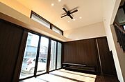 【living room】日当たりのよい温かい雰囲気の広々16帖のＬＤＫスペースです♪ご家族との団欒をこちらでゆったりとお過ごしください♪