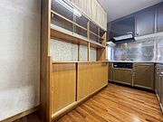 【Storage】キッチン後ろの棚も大きく、多くの食器やコップを収納することが可能です^^