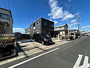 【parking space】並列駐車最大3台可能です！(車種によります)車の入れ替えなど不要なので便利ですね♪