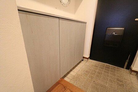 【Entrance】大容量のシューズBOXのある広々とした玄関です!小物を飾ったりフレグランスを置いたりできるスペースも。オシャレに飾れそうです♪
