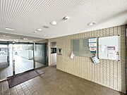 オートロック仕様のため住人や住人が許可した来客や業者など関係者以外の侵入を防ぎます。防犯カメラも設置されているため訪問者のチェックはもちろん、不審者が近寄りにくくなり、犯罪の抑止力にもなります。
