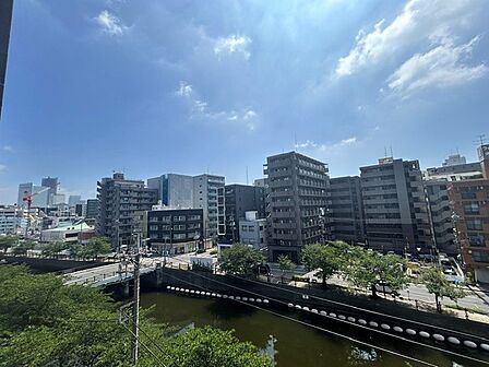 マンションの目の前を流れる大岡川沿いは、横浜市内でも有数の桜の名所です。春にはお部屋や南東向きバルコニーからお花見を特等席で楽しめます。