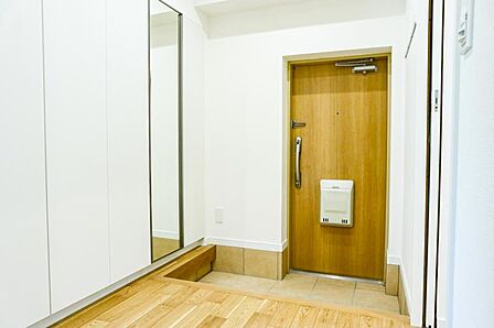 一日の始まりと終わりはこちらの玄関から。今後ご家族の「行ってきます」「ただいま」が行き交う空間となるでしょう。