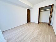 クローゼットには棚やハンガーパイプが付いており、スーツや上着などがスッキリ収納可能です。