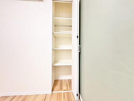 玄関内の空間を効率的に利用し収納スペースを確保。一日の始まりと終わりを美しく演出します。