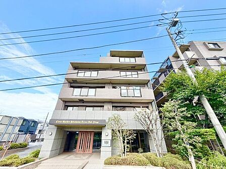 【凛】とした落ち着いたたたずまいのあなただけのお住まい。 お友達などが遊びに来た時も自慢をしたくなる邸宅を創り出す外観デザインです。