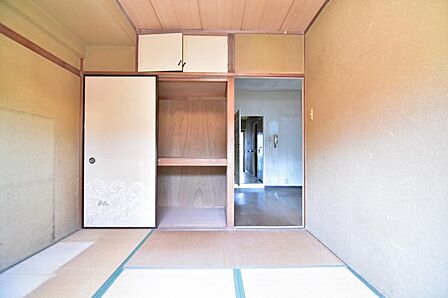 和室の押し入れは奥行きがあるので、お子様のオモチャはもちろん、趣味のお荷物も十分収納が可能です。日常で使わないものや食料のストックにも重宝します。