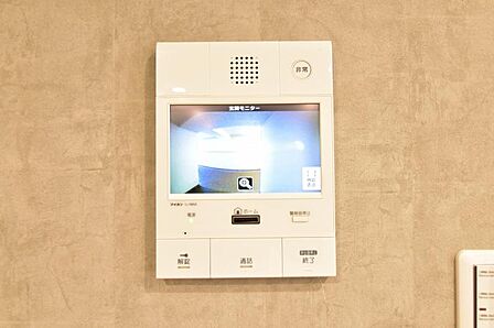 来訪者を鮮明な画像で確認できるTVモニター付インターホン。夜間や天候の悪い日もしっかりとチェック。特に奥様やお子様だけでの在宅が多いご家族は必需品です。録画機能付きなら後からも確認できます。