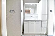清潔感のあるワイドな洗面台は収納力もあり、いつでもすっきりとした洗面室に。