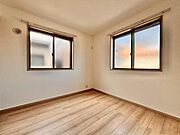 住まう方自身でカスタマイズして頂けるように「シンプル」にデザインされた室内。自由度が高いので家具やレイアウトでお好みの空間を創り上げられます。