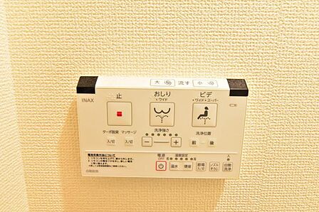シャワートイレ　シャワートイレを標準装備。操作パネルで、洗浄機能や温度設定などもラクラク設定できます。