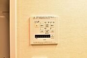 浴室換気乾燥機　浴室には浴室換気乾燥機を設置。雨天時も洗濯物を干すことができます。さらに冬場は脱衣所や浴室の暖房代わりとなり、ヒートショックなどの抑制が期待できます。